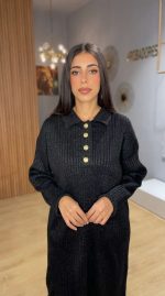 L'Indispensable Noir en Deux Pièces Revisitez les classiques avec notre superbe ensemble noir deux pièces, une tenue qui incarne la sobriété élégante par excellence. Le noir, couleur intemporelle de la sophistication, vous assure une silhouette affinée et une prestance impeccable en toute circonstance. Conçu pour la femme marocaine à la recherche d'un vêtement à la fois pudique, moderne et extrêmement polyvalent, cet ensemble est idéal pour vos journées de travail, vos sorties citadines ou vos moments de détente à Nador. Un Design Structuré et un Confort Absolu Cet ensemble complet se distingue par sa fluidité et ses détails contrastants qui apportent une touche de lumière à la tenue : Tunique Longue Boutonnée : Le haut de cet ensemble noir deux pièces est une tunique ample à manches longues dotée d'un col classique. Elle se démarque par sa boutonnière partielle à l'avant, ornée de gros boutons nacrés ou métalliques qui structurent visuellement la pièce et lui donnent un cachet "couture". Pantalon Large Assorti : Le bas complète parfaitement la tenue avec une coupe droite et très ample (wide leg). Fluide et léger, il accompagne vos mouvements avec grâce tout en garantissant une couvrance totale et un confort optimal. Matière Douce et Qualitative : Confectionné dans un tissu souple au tombé impeccable, cet ensemble offre une sensation de douceur sur la peau et une allure soignée qui ne se froisse pas facilement. Comment porter votre Ensemble Noir Deux Pièces ? La force de cet ensemble noir deux pièces est sa capacité à s'adapter à toutes vos envies de stylisme. Pour un look de jour urbain et dynamique, associez-le à une paire de baskets blanches (comme sur la vidéo) pour faire écho à la clarté des boutons. Pour une allure plus sophistiquée de type "Working Girl", optez pour des mocassins en cuir ou des bottines à talons. Vous pouvez également multiplier vos looks en séparant les pièces : portez la tunique longue avec un jean bleu classique pour un style décontracté, ou associez le pantalon noir large à un chemisier coloré pour un contraste élégant !