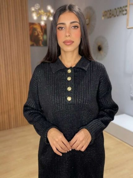 L'Indispensable Noir en Deux Pièces Revisitez les classiques avec notre superbe ensemble noir deux pièces, une tenue qui incarne la sobriété élégante par excellence. Le noir, couleur intemporelle de la sophistication, vous assure une silhouette affinée et une prestance impeccable en toute circonstance. Conçu pour la femme marocaine à la recherche d'un vêtement à la fois pudique, moderne et extrêmement polyvalent, cet ensemble est idéal pour vos journées de travail, vos sorties citadines ou vos moments de détente à Nador. Un Design Structuré et un Confort Absolu Cet ensemble complet se distingue par sa fluidité et ses détails contrastants qui apportent une touche de lumière à la tenue : Tunique Longue Boutonnée : Le haut de cet ensemble noir deux pièces est une tunique ample à manches longues dotée d'un col classique. Elle se démarque par sa boutonnière partielle à l'avant, ornée de gros boutons nacrés ou métalliques qui structurent visuellement la pièce et lui donnent un cachet "couture". Pantalon Large Assorti : Le bas complète parfaitement la tenue avec une coupe droite et très ample (wide leg). Fluide et léger, il accompagne vos mouvements avec grâce tout en garantissant une couvrance totale et un confort optimal. Matière Douce et Qualitative : Confectionné dans un tissu souple au tombé impeccable, cet ensemble offre une sensation de douceur sur la peau et une allure soignée qui ne se froisse pas facilement. Comment porter votre Ensemble Noir Deux Pièces ? La force de cet ensemble noir deux pièces est sa capacité à s'adapter à toutes vos envies de stylisme. Pour un look de jour urbain et dynamique, associez-le à une paire de baskets blanches (comme sur la vidéo) pour faire écho à la clarté des boutons. Pour une allure plus sophistiquée de type "Working Girl", optez pour des mocassins en cuir ou des bottines à talons. Vous pouvez également multiplier vos looks en séparant les pièces : portez la tunique longue avec un jean bleu classique pour un style décontracté, ou associez le pantalon noir large à un chemisier coloré pour un contraste élégant !