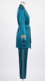 Ensemble Satiné Bleu Pétrole Deux Pièces – Luxueuses Broderies Dorées et Allure Orientale