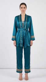 Ensemble Satiné Bleu Pétrole Deux Pièces – Luxueuses Broderies Dorées et Allure Orientale