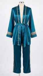 Ensemble Satiné Bleu Pétrole Deux Pièces – Luxueuses Broderies Dorées et Allure Orientale