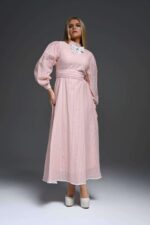 Robe longue femme rose poudre evasee avec manches bouffantes et col orne d un noeud papillon perle Orkidia Fashion Nador