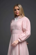 Robe longue femme rose poudre evasee avec manches bouffantes et col orne d un noeud papillon perle Orkidia Fashion Nador