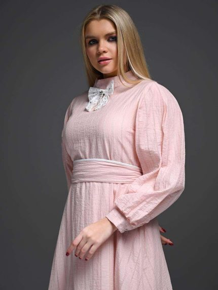 Robe longue femme rose poudre evasee avec manches bouffantes et col orne d un noeud papillon perle Orkidia Fashion Nador