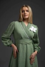 Robe longue femme vert sauge coupe cache-coeur evasee avec manches bouffantes et fleur decorative blanche Orkidia Fashion Nador