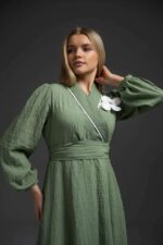 Robe longue femme vert sauge coupe cache-coeur evasee avec manches bouffantes et fleur decorative blanche Orkidia Fashion Nador