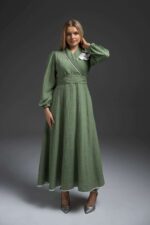 Robe longue femme vert sauge coupe cache-coeur evasee avec manches bouffantes et fleur decorative blanche Orkidia Fashion Nador
