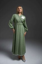 Robe longue femme vert sauge coupe cache-coeur evasee avec manches bouffantes et fleur decorative blanche Orkidia Fashion Nador