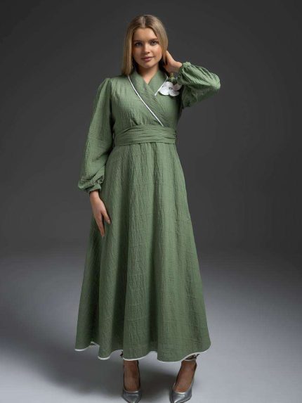 Robe longue femme vert sauge coupe cache-coeur evasee avec manches bouffantes et fleur decorative blanche Orkidia Fashion Nador