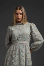 Robe longue femme grise evasee en tissu devore a motifs arabesques avec col montant Orkidia Fashion Nador
