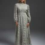 Robe longue femme grise evasee en tissu devore a motifs arabesques avec col montant Orkidia Fashion Nador