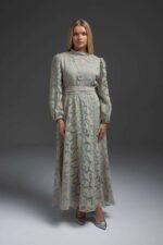 Robe longue femme grise evasee en tissu devore a motifs arabesques avec col montant Orkidia Fashion Nador