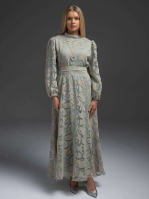 Robe longue femme grise evasee en tissu devore a motifs arabesques avec col montant Orkidia Fashion Nador