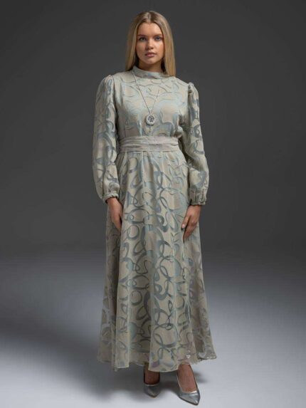 Robe longue femme grise evasee en tissu devore a motifs arabesques avec col montant Orkidia Fashion Nador
