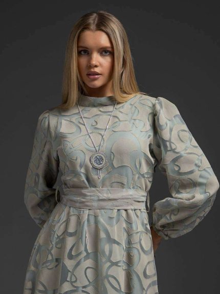 Robe longue femme grise evasee en tissu devore a motifs arabesques avec col montant Orkidia Fashion Nador