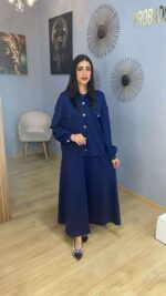 Élégance marine : ensemble jupe et chemise fluide