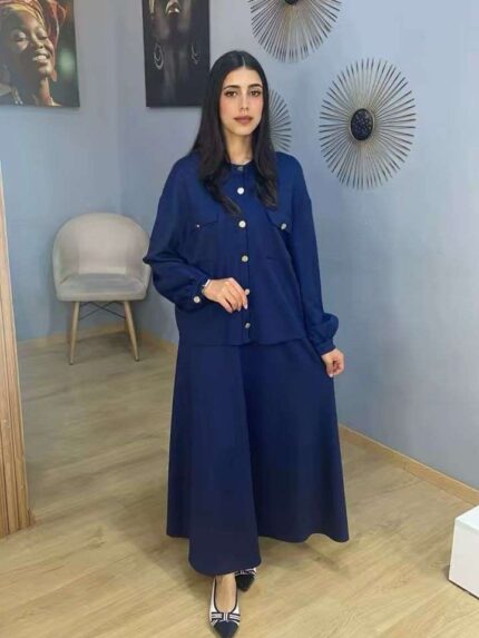 Élégance marine : ensemble jupe et chemise fluide