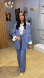 Ensemble Tailleur Rayé Bleu Ciel à Poignets Contrastants – L'Élégance Audacieuse