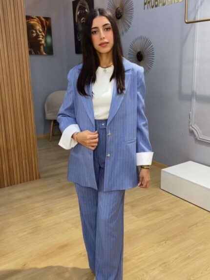 Ensemble Tailleur Rayé Bleu Ciel à Poignets Contrastants – L'Élégance Audacieuse