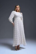 Robe longue femme blanche evasee en voile devore a motifs ondules avec broche bijou argentee Orkidia Fashion Nador