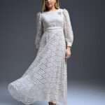 Robe longue femme blanche evasee en voile devore a motifs ondules avec broche bijou argentee Orkidia Fashion Nador