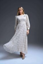 Robe longue femme blanche evasee en voile devore a motifs ondules avec broche bijou argentee Orkidia Fashion Nador