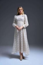 Robe longue femme blanche evasee en voile devore a motifs ondules avec broche bijou argentee Orkidia Fashion Nador