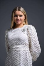 Robe longue femme blanche evasee en voile devore a motifs ondules avec broche bijou argentee Orkidia Fashion Nador