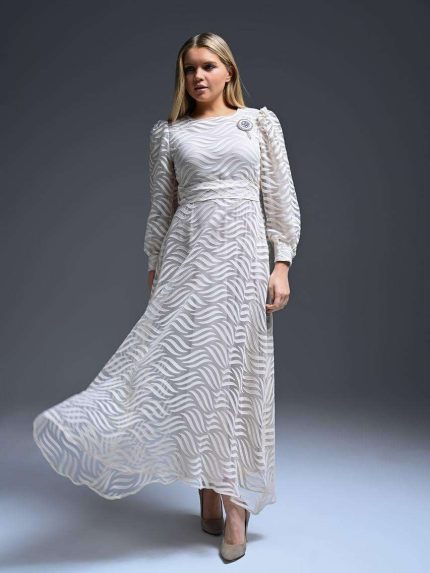 Robe longue femme blanche evasee en voile devore a motifs ondules avec broche bijou argentee Orkidia Fashion Nador