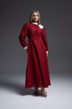 Robe Longue Classique Bordeaux avec Col Blanc Contrastant