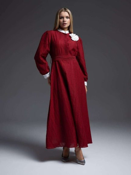 Robe Longue Classique Bordeaux avec Col Blanc Contrastant