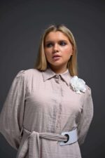 robe longue chemisier beige avec détail floral
