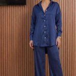 Ensemble Pyjama Chic Satiné – Chemise Oversize et Pantalon Bleu Nuit