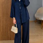 Ensemble Satiné Bleu Nuit Chic – Chemise à Nœuds et Pantalon Large