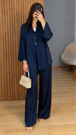 Ensemble Satiné Bleu Nuit Chic – Chemise à Nœuds et Pantalon Large