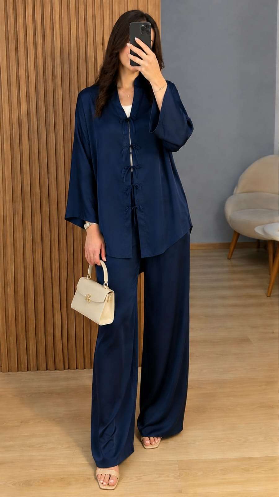 WhatsApp Image 2026-08-08 at 17.18.34 Ensemble Satiné Bleu Nuit Chic – Chemise à Nœuds et Pantalon Large – Image 1