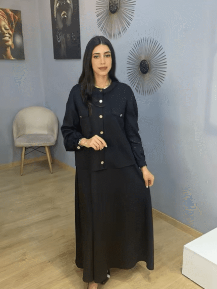 Femme portant un ensemble noir chic avec boutons dorés chez Orkidia Fashion au Maroc