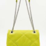 Sac à main matelassé vert anis avec chaîne argentée et fermoir métallique élégant par Orkidia Fashion