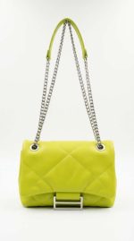 Sac à main matelassé vert anis avec chaîne argentée et fermoir métallique élégant par Orkidia Fashion