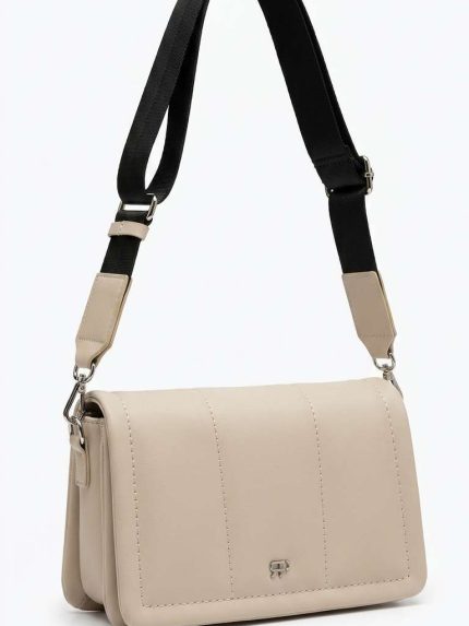 Sac bandoulière de couleur écru avec sangle large ajustable et design minimaliste porté sur fond blanc.