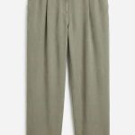 Pantalon kaki décontracté à taille élastique avec pinces pour femme, vue de face sur fond clair.