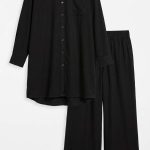 Ensemble femme deux pièces composé d'une chemise longue et d'un pantalon large noir, style chic et décontracté.