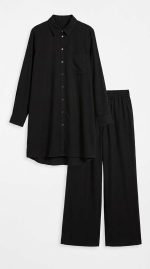 Ensemble femme deux pièces composé d'une chemise longue et d'un pantalon large noir, style chic et décontracté.