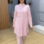 Ensemble jupe plissée rose poudré deux pièces pour femme : découvrez cette tenue modeste et chic avec blouse drapée à broche et jupe longue. Un style romantique, élégant et raffiné, livraison disponible à Nador et partout au Maroc !