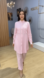 Ensemble jupe plissée rose poudré deux pièces pour femme : découvrez cette tenue modeste et chic avec blouse drapée à broche et jupe longue. Un style romantique, élégant et raffiné, livraison disponible à Nador et partout au Maroc !