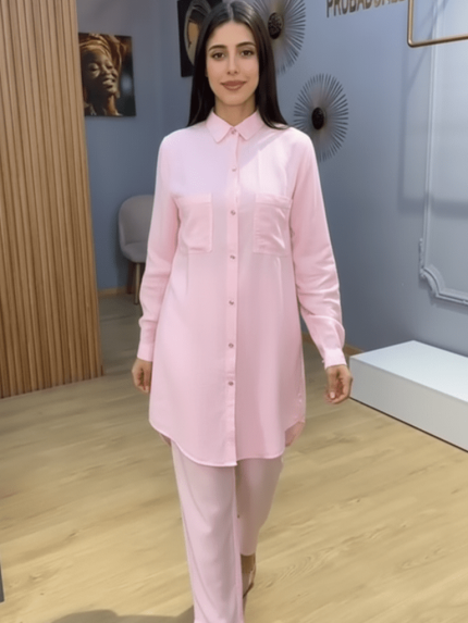 Ensemble jupe plissée rose poudré deux pièces pour femme : découvrez cette tenue modeste et chic avec blouse drapée à broche et jupe longue. Un style romantique, élégant et raffiné, livraison disponible à Nador et partout au Maroc !
