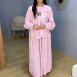 Ensemble Jupe Plissée Rose Deux Pièces – Élégance Romantique et Charme Délicat