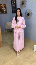 Ensemble Jupe Plissée Rose Deux Pièces – Élégance Romantique et Charme Délicat
