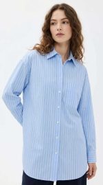 Chemise Longue Rayée Bleu Ciel - Élégance Moderne | Orkidia Fashion – Image 4
