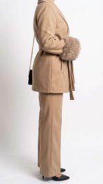 Ensemble Beige Chic avec Finitions en Fausse Fourrure – Image 3